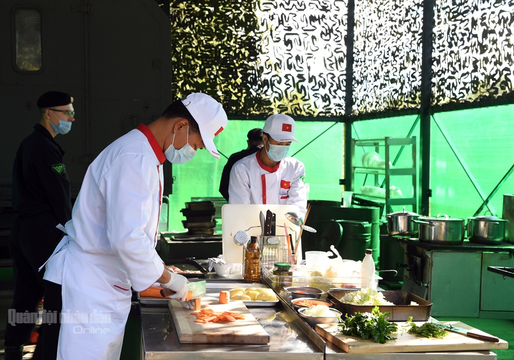 Các anh nuôi của Đội Bếp dã chiến trổ tài các món ăn mang đậm hương vị truyền thống Việt Nam đến bạn bè quốc tế.